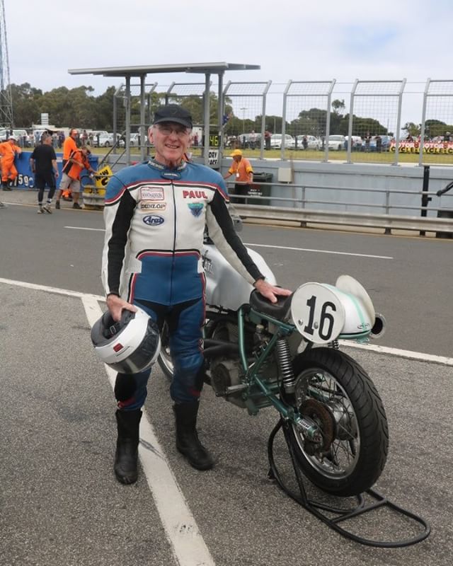 The legendary Paul Smart just about to cut a lap at Phillip Island on Sir Alan Cathcart’s green frame. #guzziraceraus #guzziracer #motoguzzi #ducati #greenframe #islandclassic #paulsmart