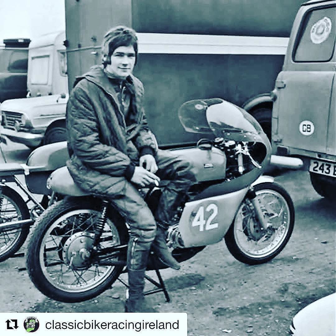 I always like to remember this guy. A shame this event is not still called “ Barry Sheene Festival of Speed”. All the racers will call it that forever.  #Repost @classicbikeracingireland 
Barry Sheene Bultaco #interfos #interfos2018 #barrysheenefestivalofspeed #barrysheene #raceco #motoguzzi #guzziraceraus #guzziracer #pcra