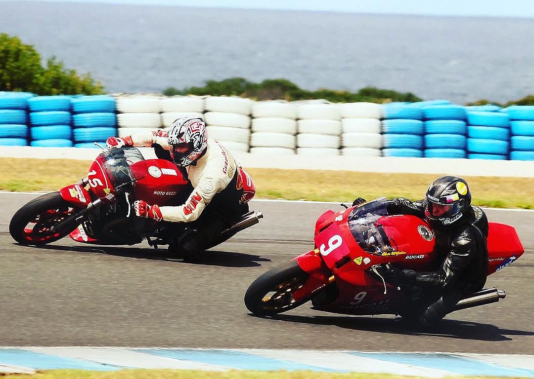 Forza Italiano Motocicletta. Moto Guzzi Vs Ducati. Phillip Island. #motoguzzi #guzziraceraus #ducati #phillipislandgrandprixcircuit photo by SD Pics.