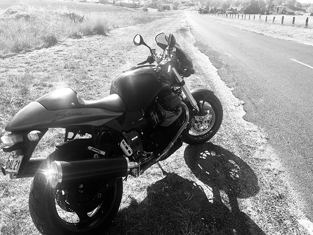 Why didn’t anyone tell me the V11 Scura was such a complete motorcycle. Just did my first ever day ride over 250kms of local back roads. Very impressed #motoguzzi #motoguzziscura #guzziraceraus #motoguzzitheclan #v11