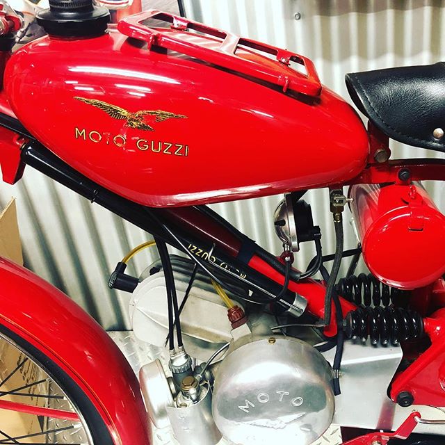 Not many bike these days come with a factory bicycle pump. 1948 Guzzino B #motoguzzi #guzziraceraus #motoguzziguzzino #vintagebike #italianbike