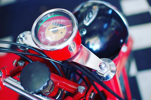 The Falcone has a brand new speedo. Ready for #gentlemansride tomorrow. Thanks to @guzziretro and @teolamers for finding it for me. Looks fantastic and now I know how slow I’m going. #motoguzzi #guzziraceraus #guzziracer