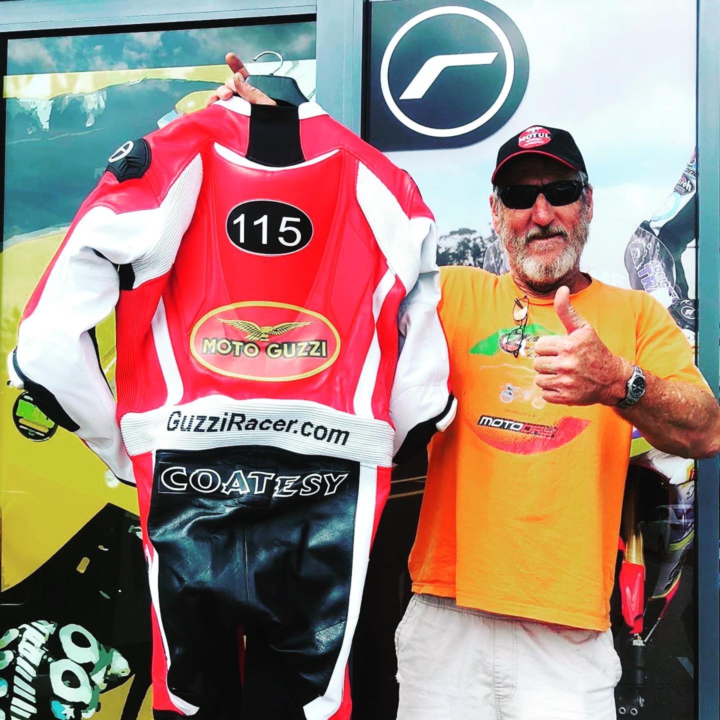 @ricondi ・・・
😎 Dear Guzzi Man Mike. Your brand new super cool custom Moto Guzzi Roo suit is finished & on its way to you.  We feel however that this suit may give you a MASSIVE advantage over all other racing competitors out there, including yours truly.  We look forward to the final round of racing next weekend and the Redax LAVERDA catching you out on track 🤩 @guzziraceraustralia